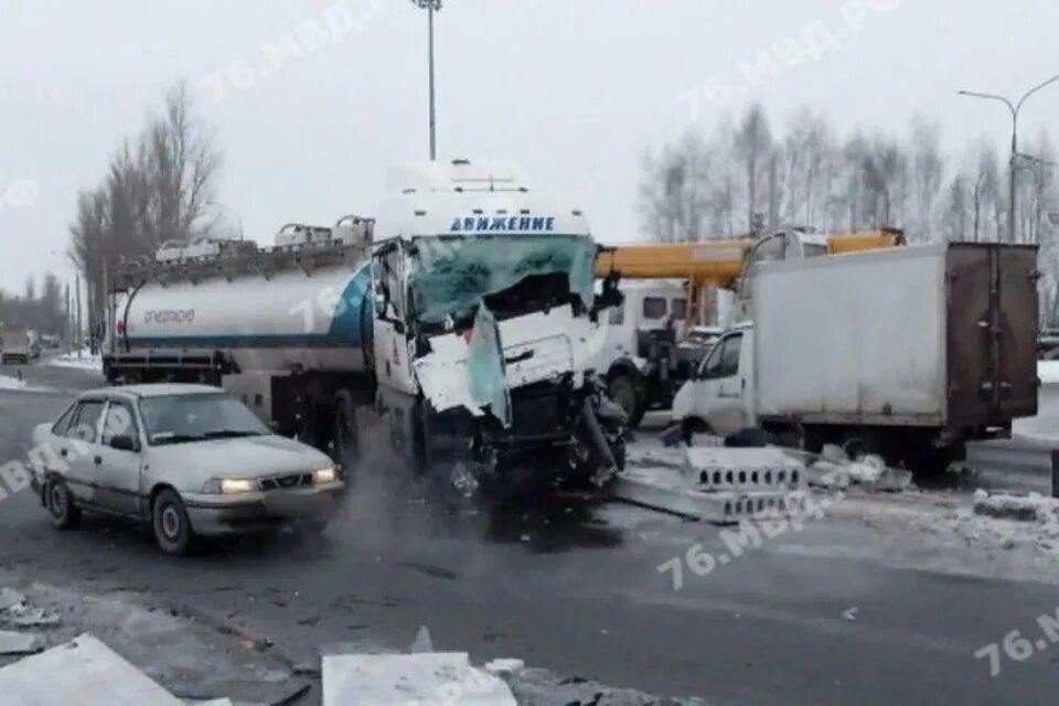 Авария в Ярославле с бензовозом. Авария а Ярославле 1 декабря 2022. Авария под Ярославлем с бензовозом. Авария на окружной дороге Ярославль вчера. 12 января 19 года