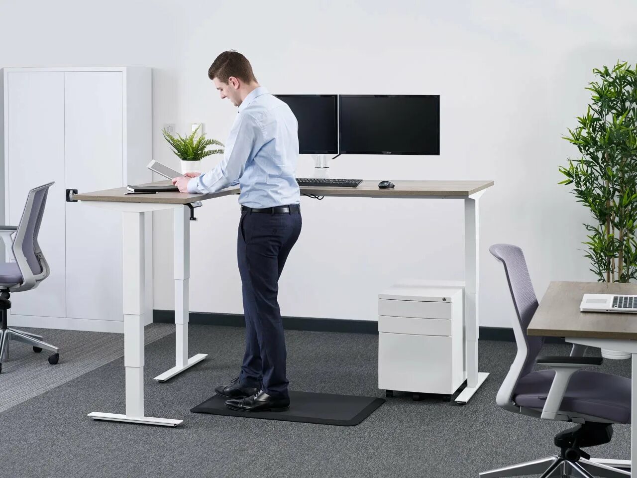 Standing desk. Adjustable Desk. Schoeps trs200l Adjustable Desk Stand for ccm - Gray. Adjustable height.