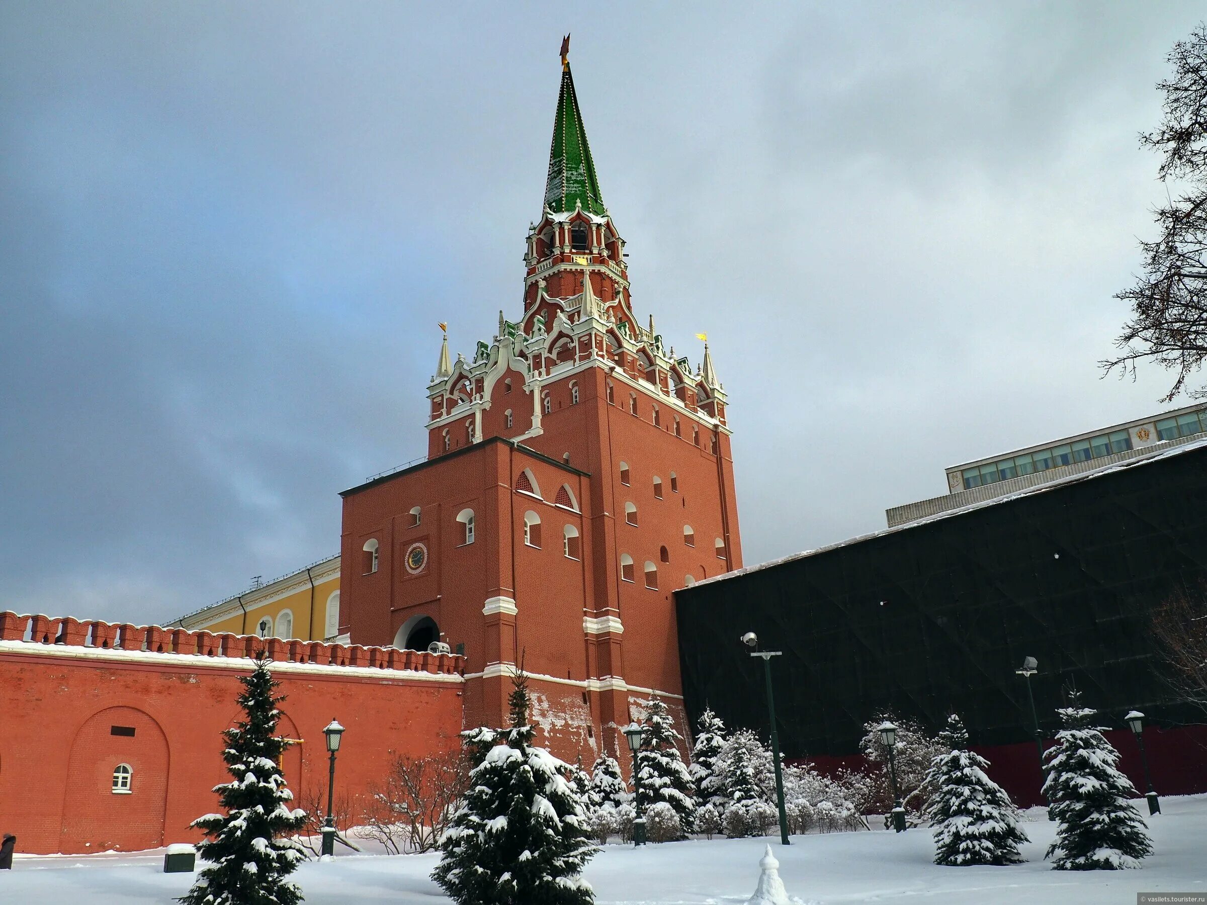 Кремль реставрация. Троицкая башня в Москве. Троицкая башня Кремля. Кремлевская стена зимой. Троицкая башня зимой.