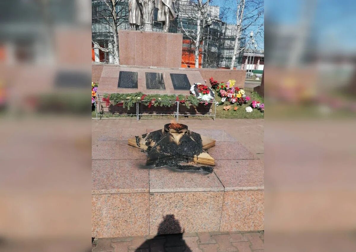 Осквернение вечного огня. Подростки осквернили вечный огонь. Осквернение вечного огня. Осквернение вечного огня. Подростки осквернили вечный огонь.
