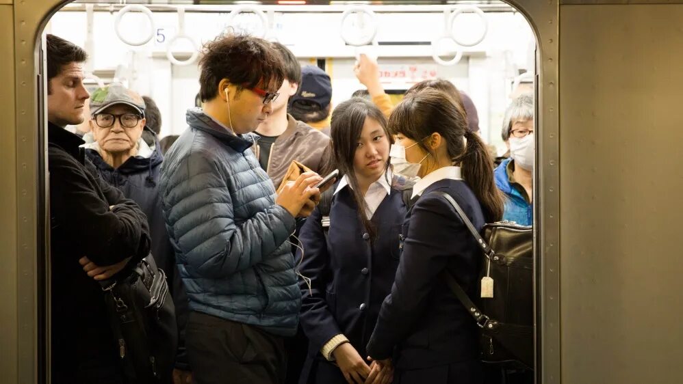 Лапают япония. Тикан в Японии. Японский Чикан в метро. Прикосновение в метро. Японские чиканы в автобусе.