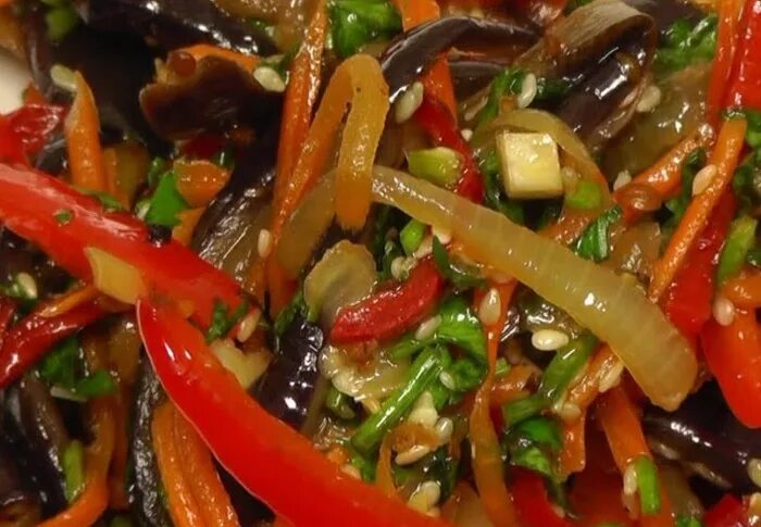 Баклажаны по-корейски. Салат с баклажанами. Баклажаны по-корейски баклажаны по-корейски. Жареные баклажаны лук морковь перец рецепт. Теплый салат из баклажанов.