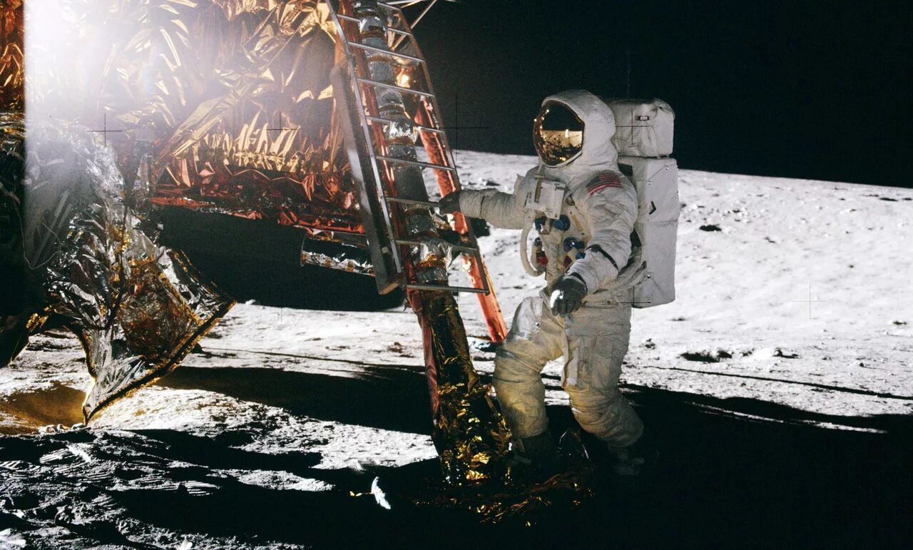 На луне силен. Аполлон 12 на Луне. Аполлон 12 лунный модуль.