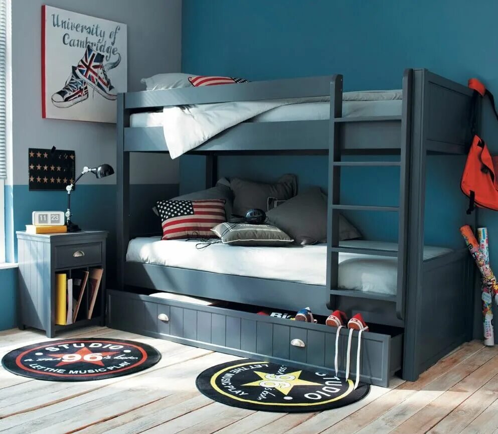 Комната для мальчика кровать. Интерьер детской комнаты для двоих. Детская кровать в стиле сканди. Кровати для подростков мальчиков. Кровать в детскую комнату мальчику.