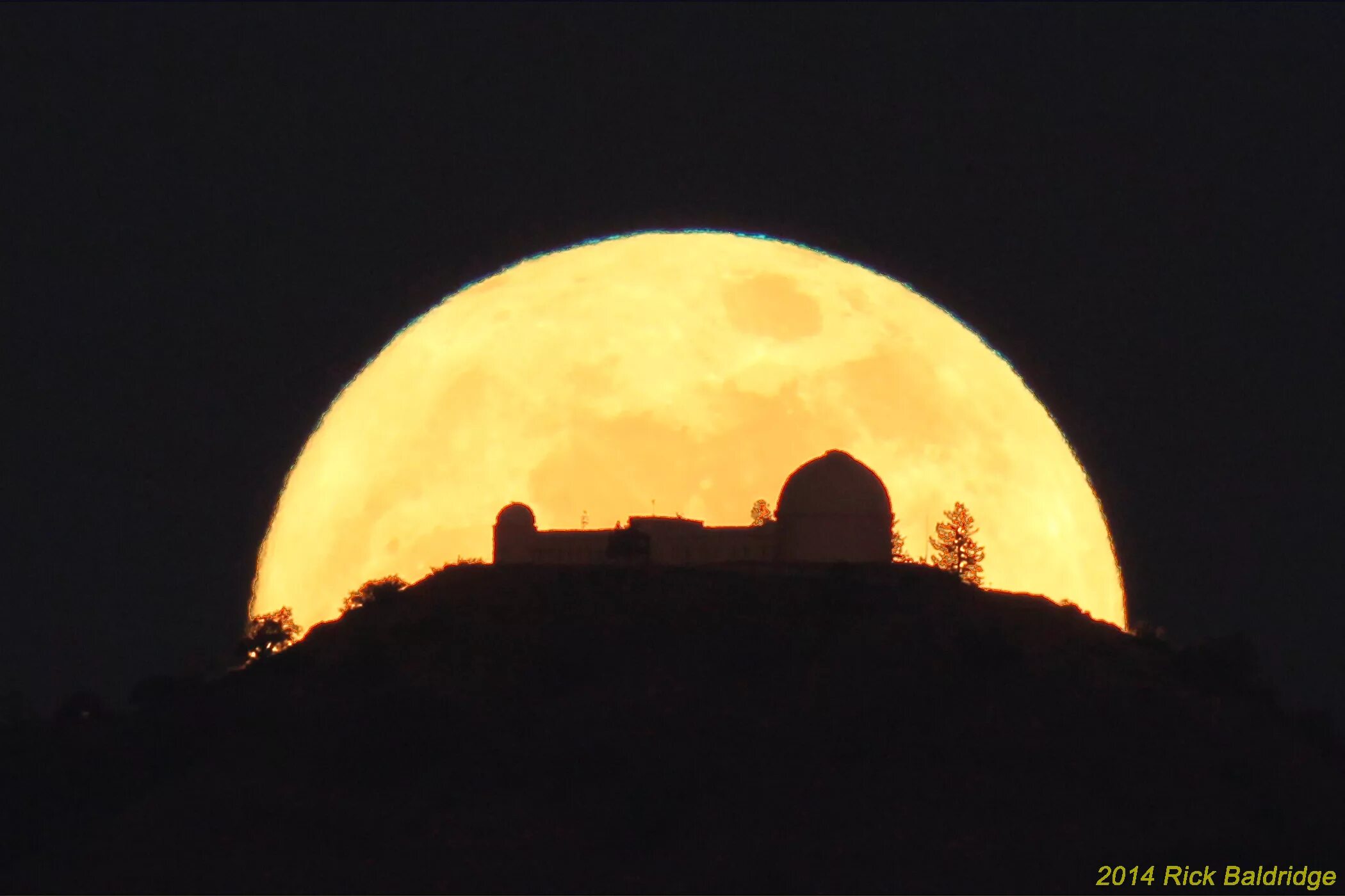 Обсерватория на Луне. Астрономические обсерватории на Луне. Купол Луна Васахи. Луна в апогее фото. Сжатие луны