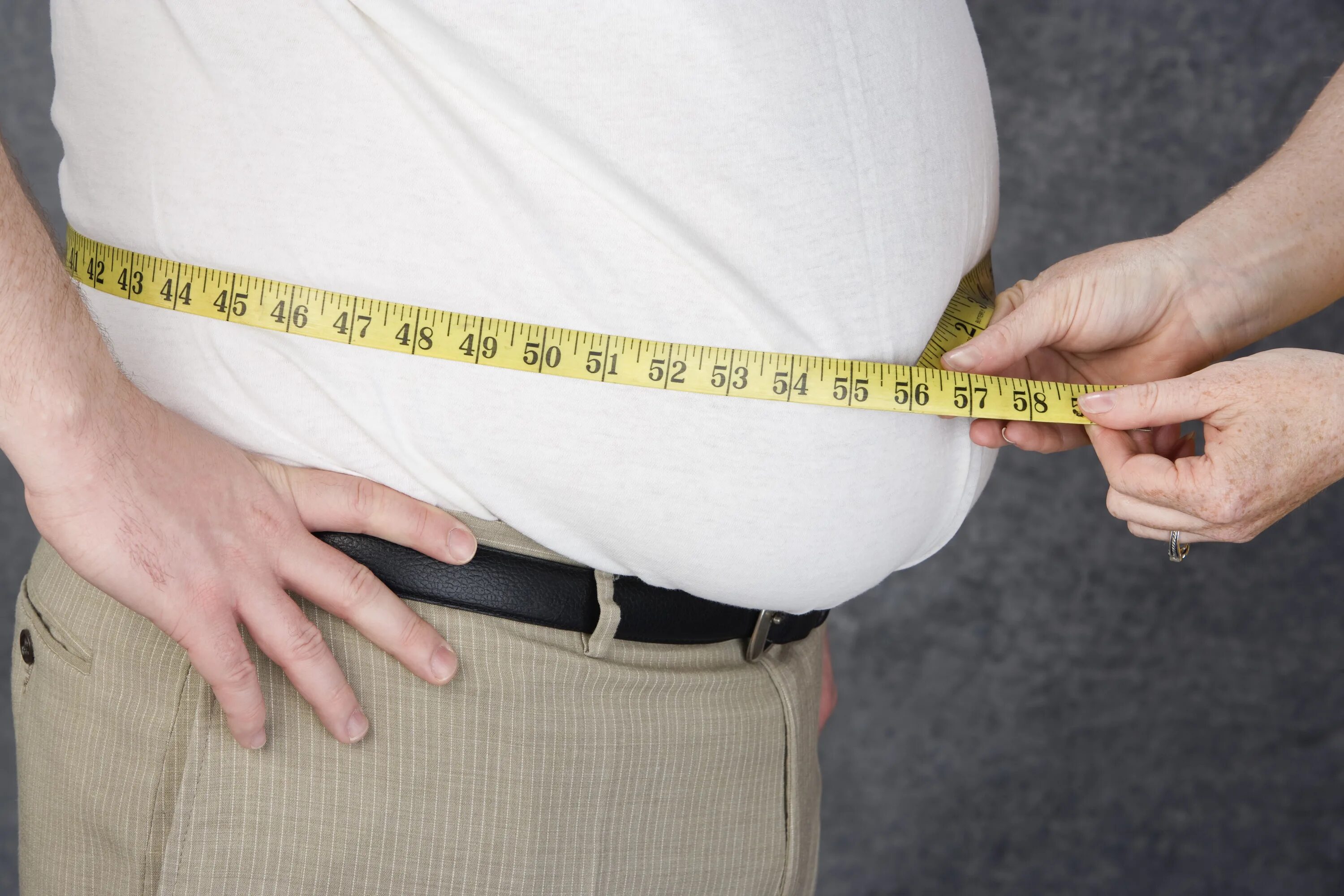 Нормальная окружность талии. Окружность талии. Измерить окружность талии. Измерение окружности талии ожирение. Измерить талию у мужчин лишний вес.