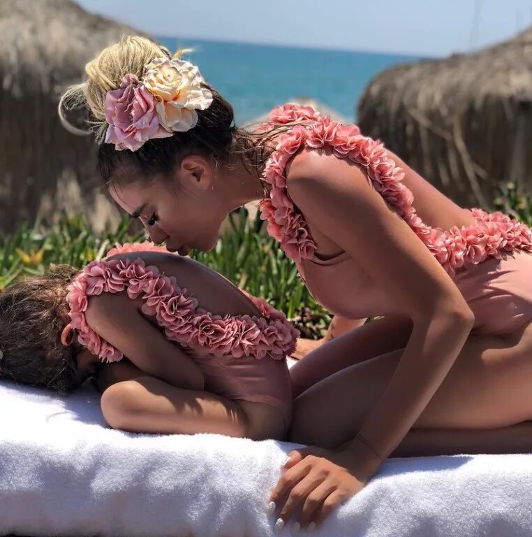 Дочки матери москва. Мать совратила. Две девочки с волосатыми кисками. Хэйри дхараню. Небритые девочки.