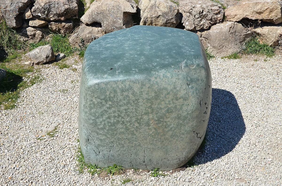 Зеленый камень Хаттуса. Камень Грин Стоун. Зеленовато серебристый камень. Зеленый куб в Турции.