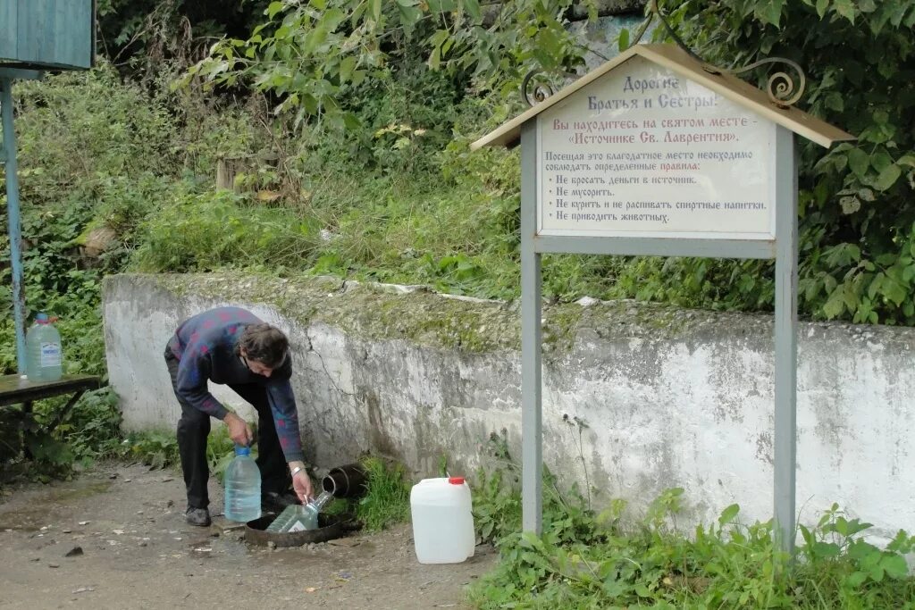 Откуда вода в родниках. Родник в Подзавалье Калуга. У родника Калужская область. Родник в Тинино Калуга. Обустройство родника.