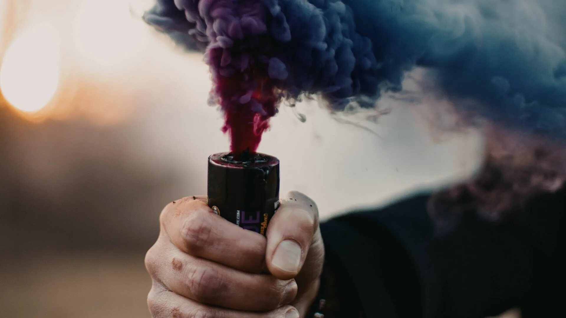 Дымовая шашка цветная. Можно дым. Много дыма. Можно дым. Фотосет с цветным дымом.