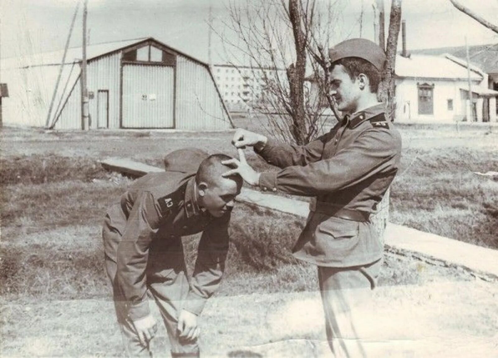 Армейский дед. Дедовщина в Советской армии. Старослужащий Советской армии. Стройбат СССР дедовщина.