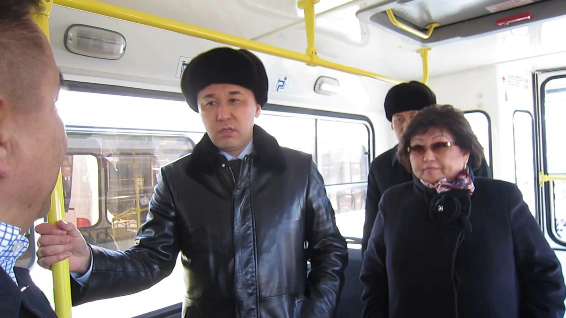 натуралы в автобусе. мужик в маршрутке. облапали девочек в автобусе. парень в автобусе. облапали в общественном транспорте.