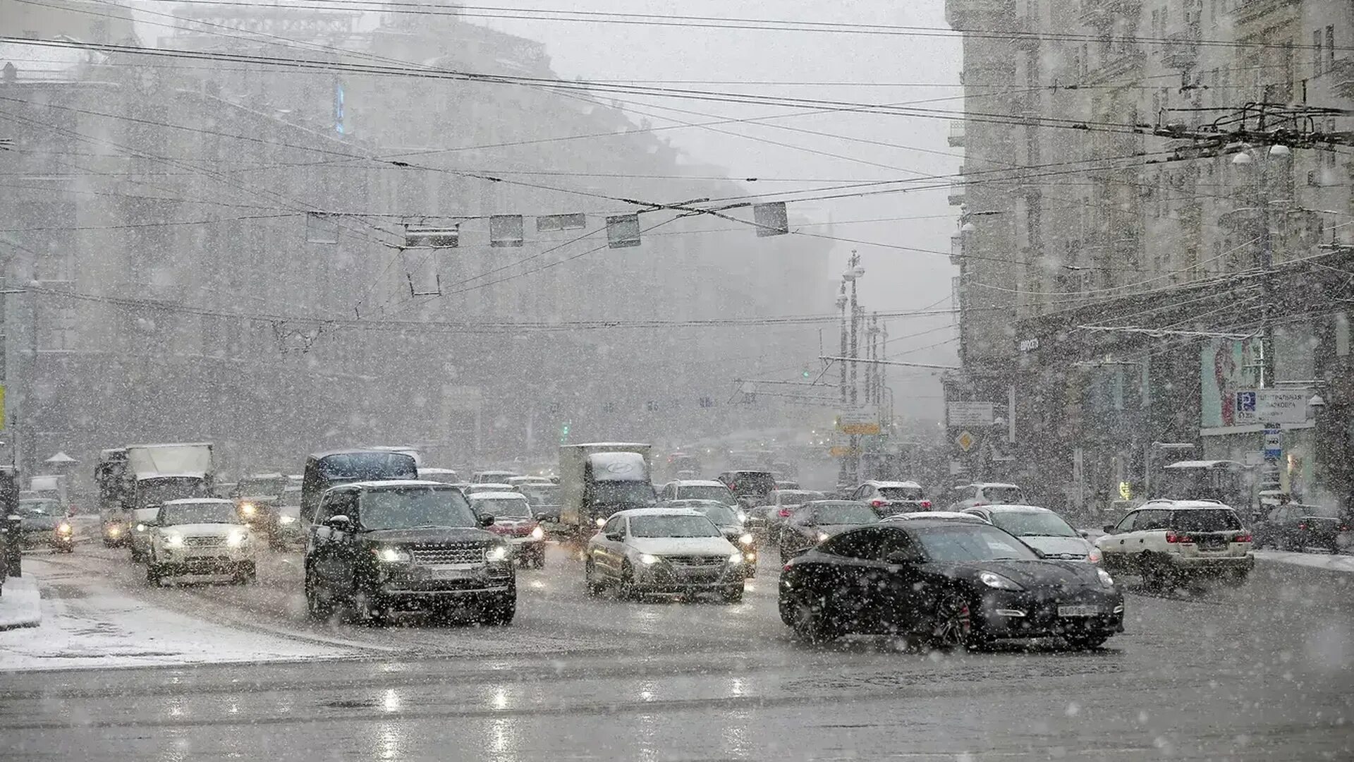 Ветер в москве сегодня когда закончится. Сильный снегопад в Москве. Погодна обстановка в Москве. Москва погодные условия. В Москве идет снег сейчас.