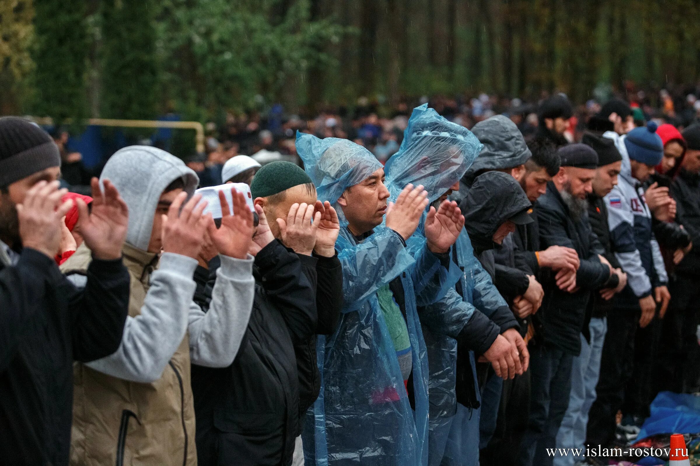 Почему сегодня отмечают. С праздником Ураза байрам. Мусульмане. Праздники мусульман. Ураза-байрам 2023.