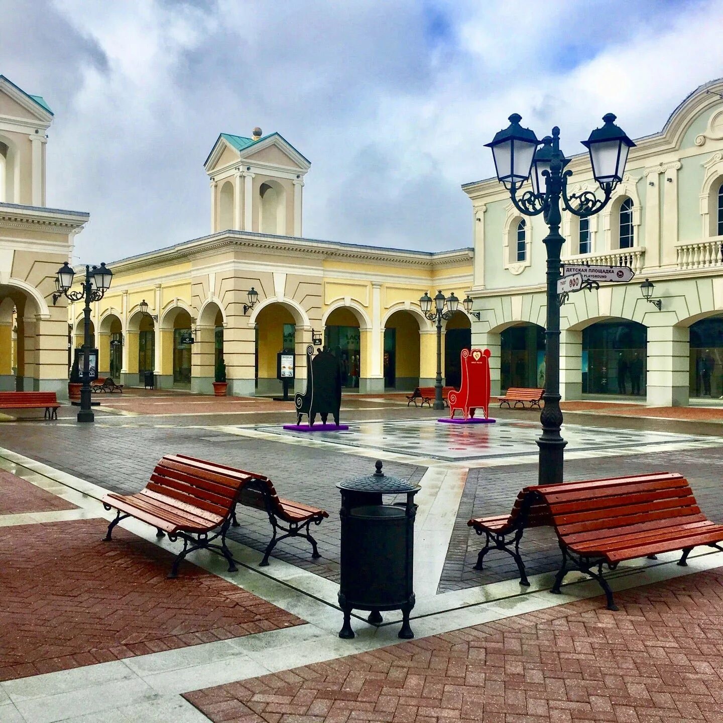 Outlet санкт петербург. Пулково аутлет Виладж. Outlet Village Пулково СПБ. Аутлет тпулково фонтан. Outlet Village Pulkovo фото.