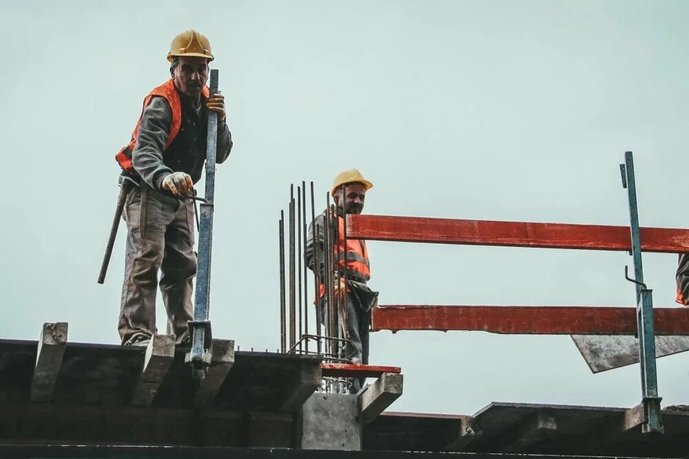 Красивые цитаты про строительство. Великие люди в строительстве. Рабочий в каске. Великие люди в строительстве. Люди на стройке.
