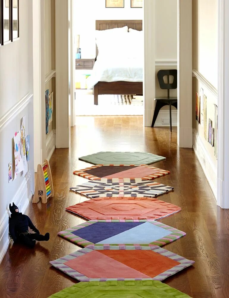 Килим ковер. Примитивный ковер. Дизайнерский коврик в прихожую. Ковер с рисунком первобытных. На стене висит ковер.