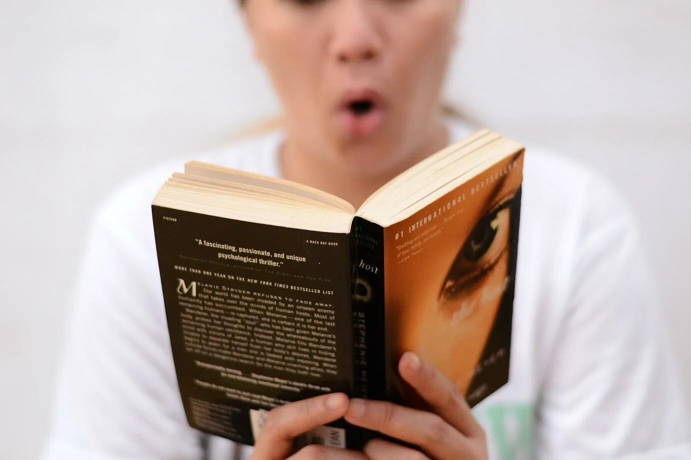 Можно вслух прочитать. Чтение вслух. чтение книг вслух. человек читает книгу вслух. эмоциональное чтение.