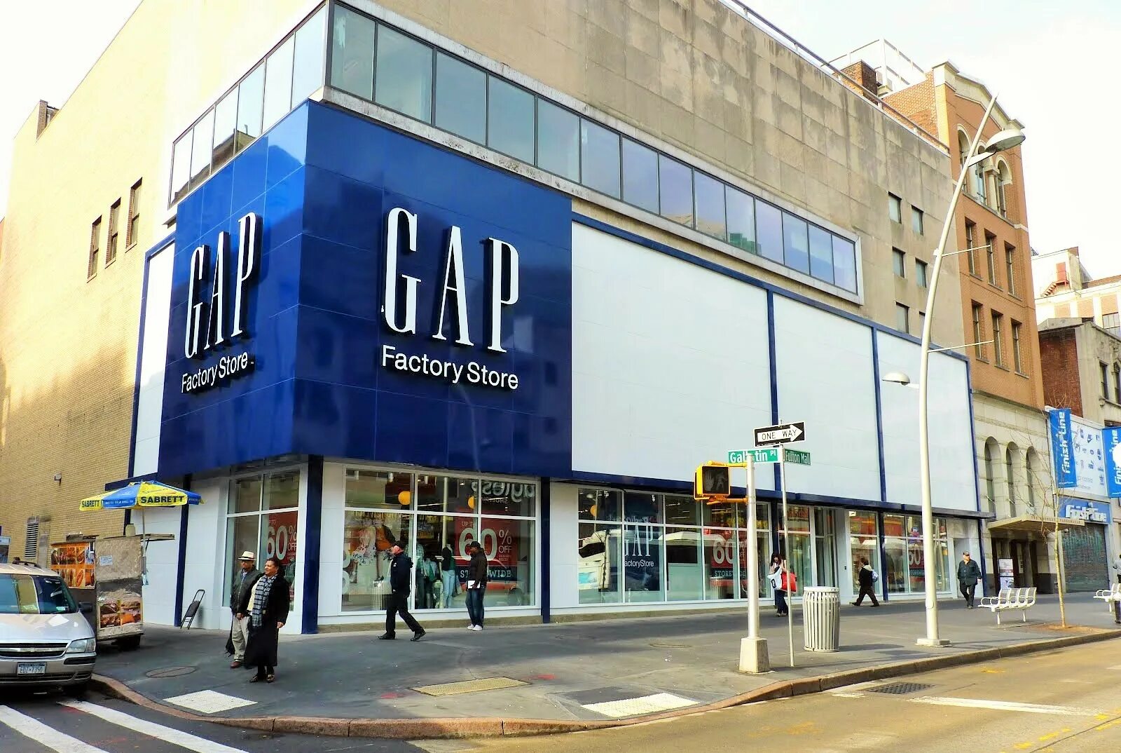 Gap компания. Магазин gap. Гэп магазин в США. Компания gap магазины. Вывеска gap.