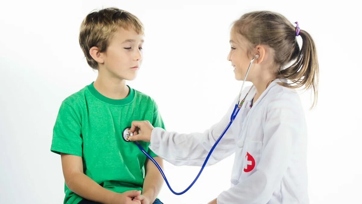 Школьники стетоскоп. Kids playing Doctor. Playing Doctor boy. Child playing Doctor. My sister is doctor