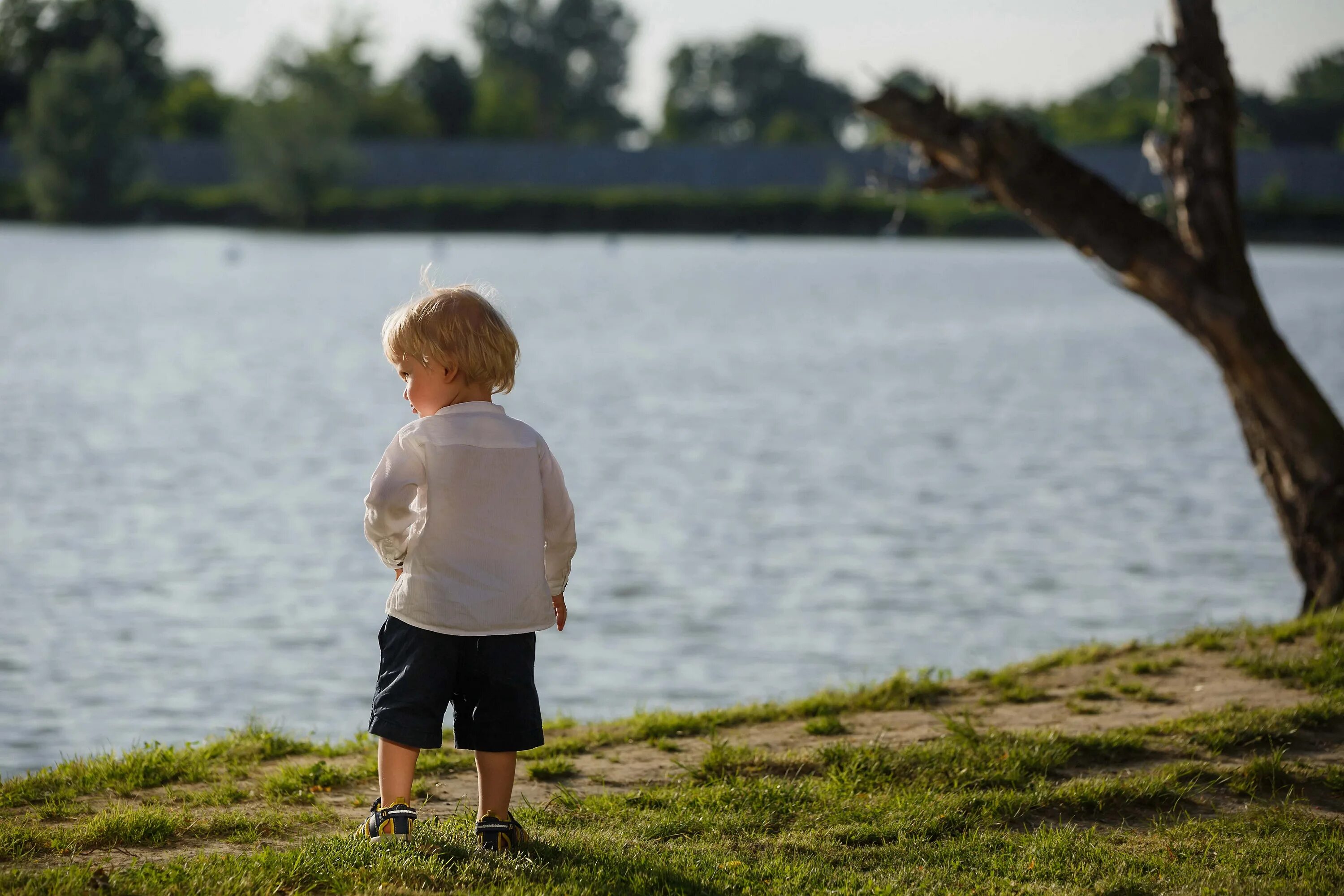 Дети на берегу реки. Мальчик на берегу реки. Мальчишки на озере. Мальчики на озере.