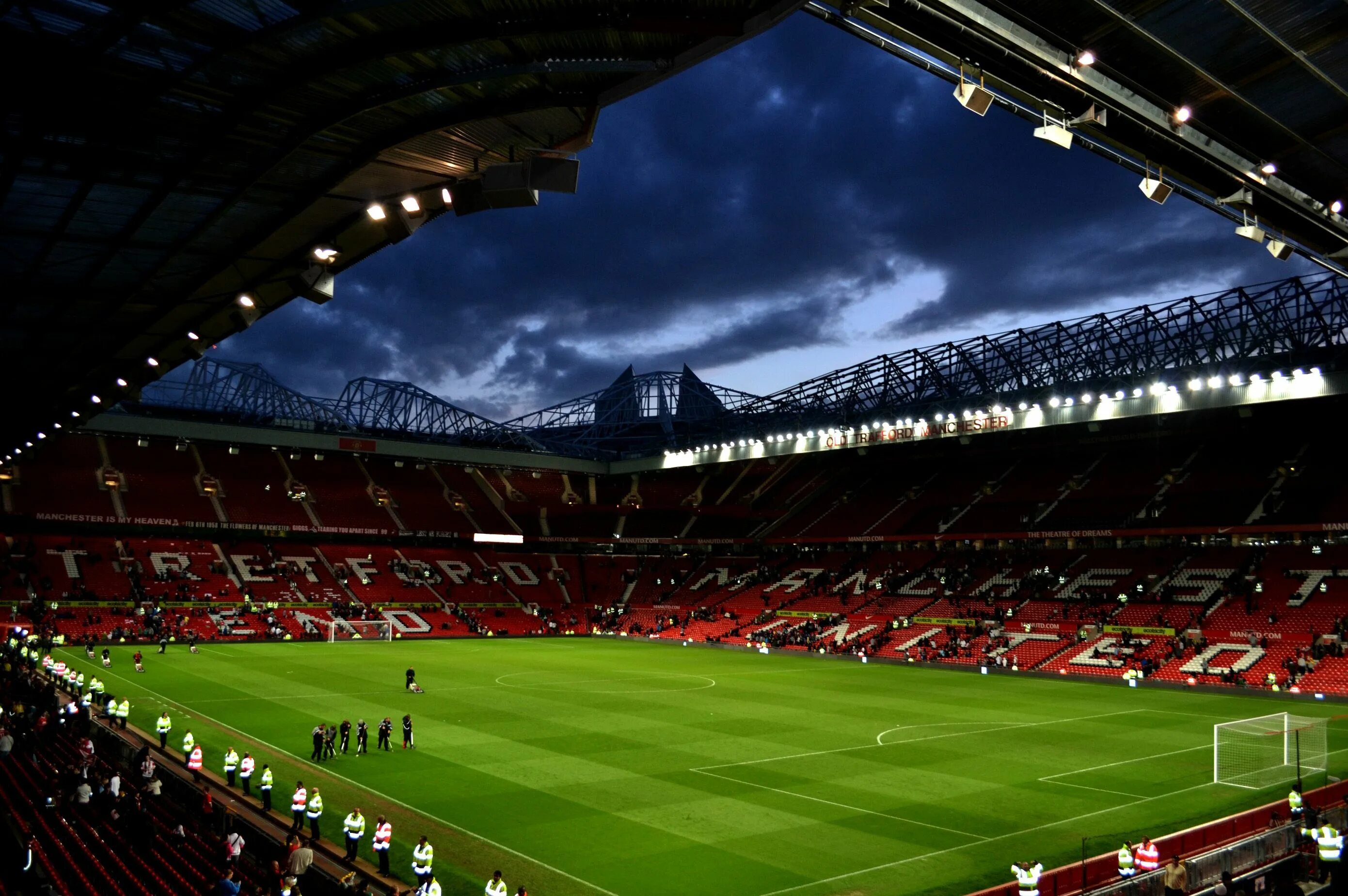 Стадион old Trafford. Стадион Олд Траффорд ночью. Олд Траффорд Манчестер. Олд Траффорд стадион изнутри. Стадион манчестер юнайтед