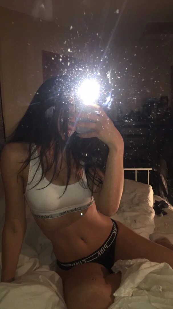 красивая грудь без лица. красивые девушки без лица. блондинка в нижнем белье без лица. селфи девушек в зеркале без лица. красивые девушки домашнее фото без лица.