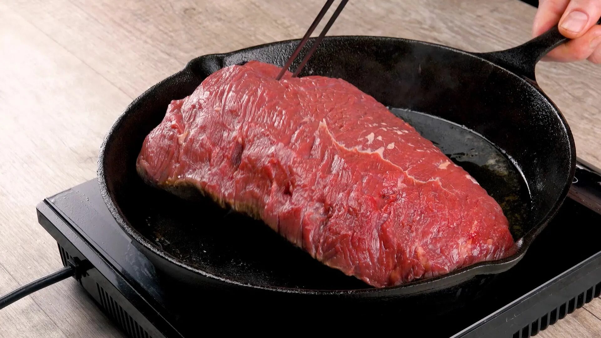 Рецепт сочной говядины на сковороде. Мясо большим куском. Мясо на сковороде. Кусок говядины на сковороде.