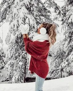 Связанные женщины зимой