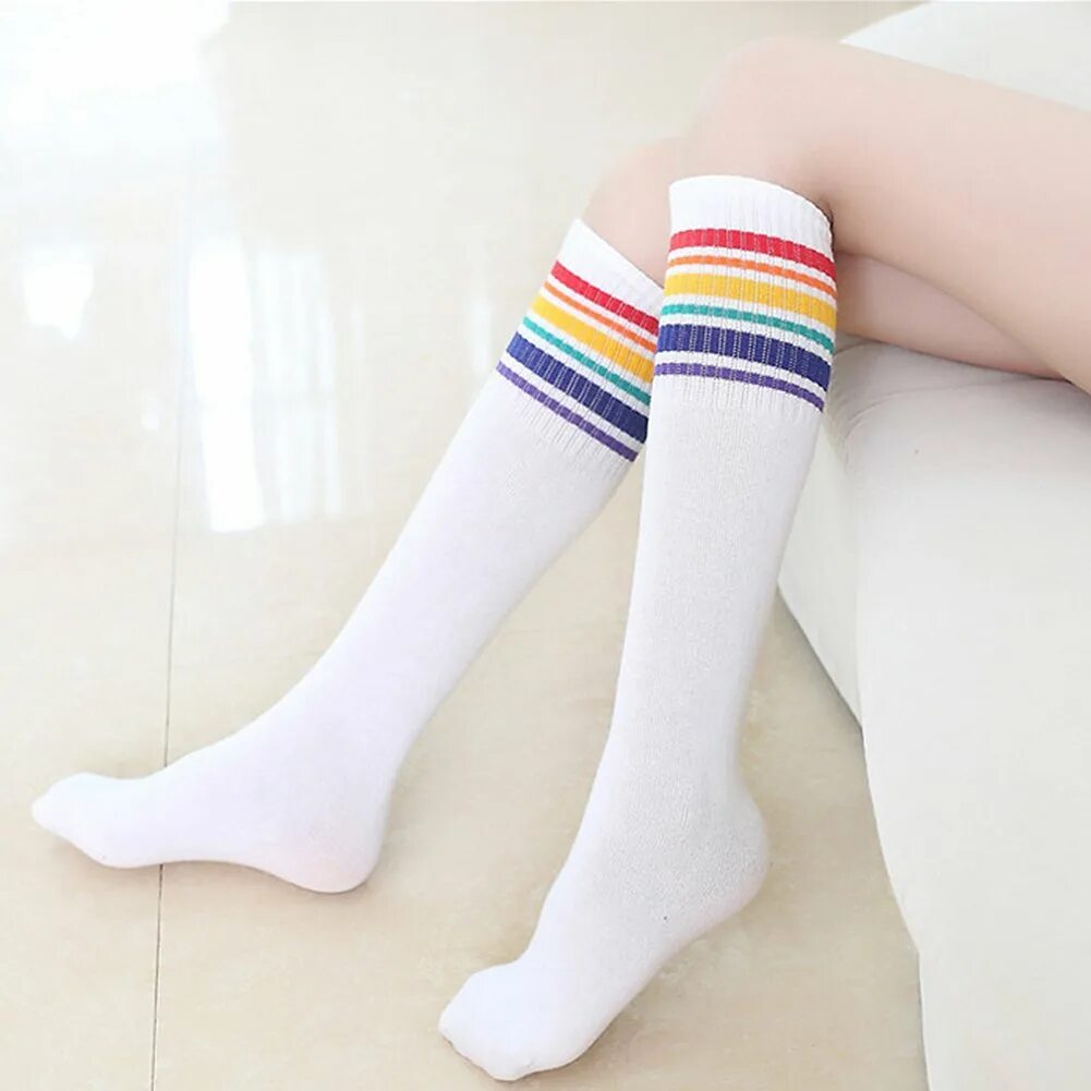 White socks girl. Длинные носки. Гольфы для девочек. Длинные носки школьные. Носки для девушек.