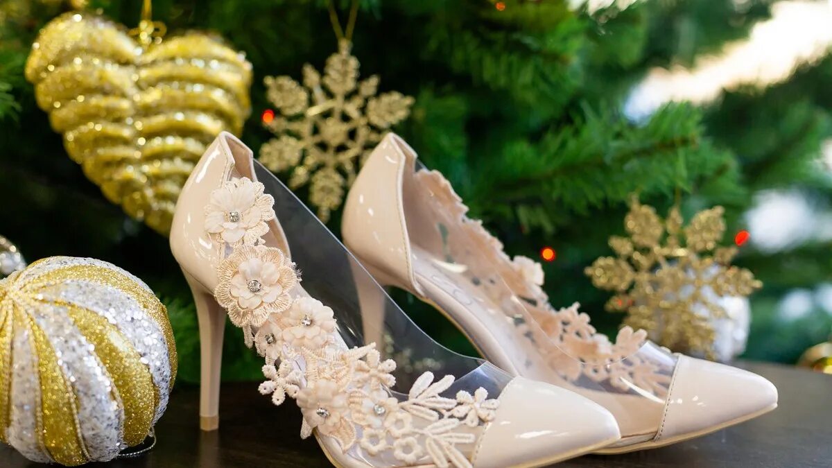 Коллекция обуви. Дарить обувь на новый год можно ли. Тапочки на 8 марта можно дарить. Holiday gift giving. Туфли подарок.