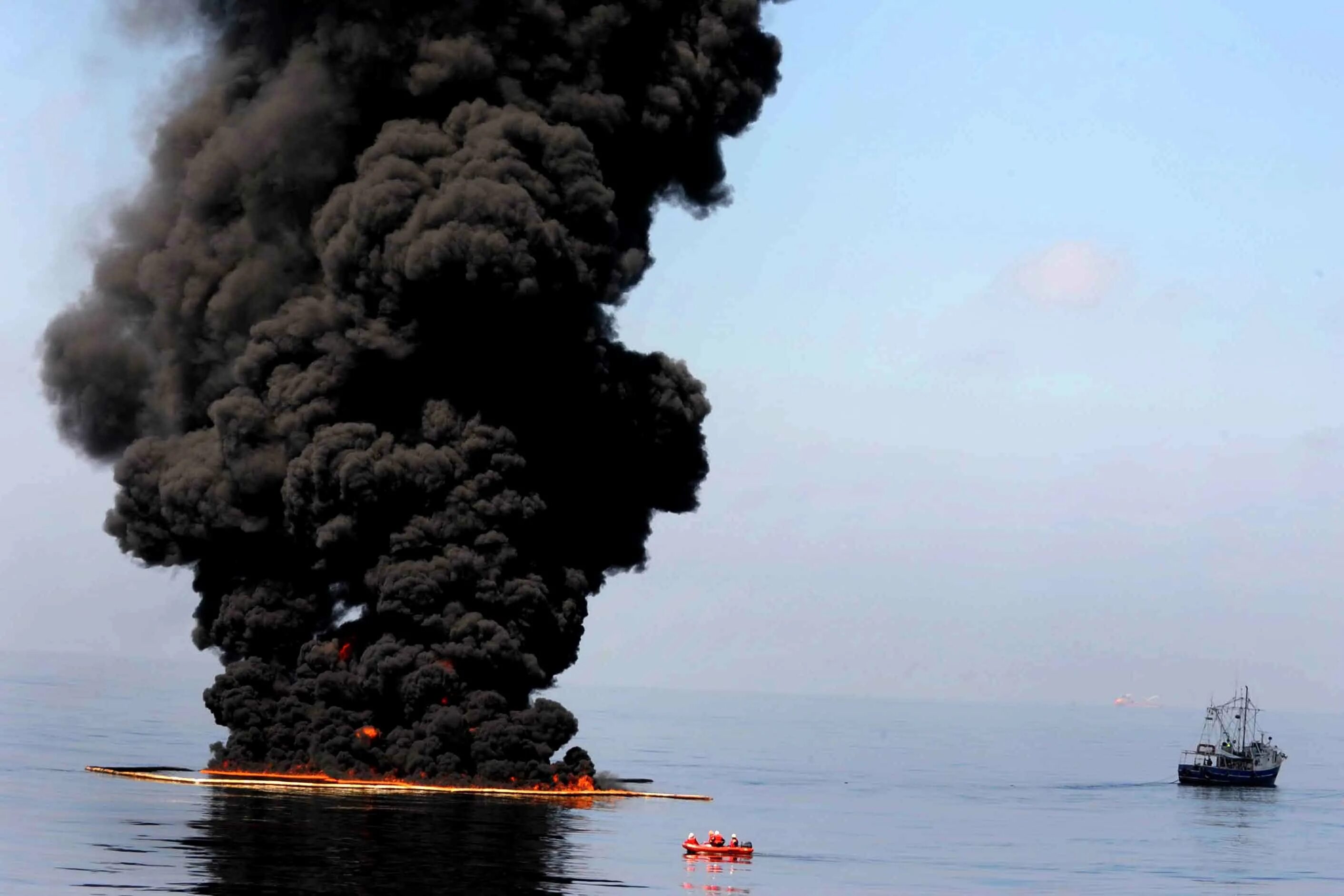 30 апреля 2010. Взрыв платформы Deepwater Horizon. Deepwater Horizon разлив нефти. Взрыв нефтяной платформы в мексиканском заливе. Авария на нефтяной платформе Deepwater Horizon.