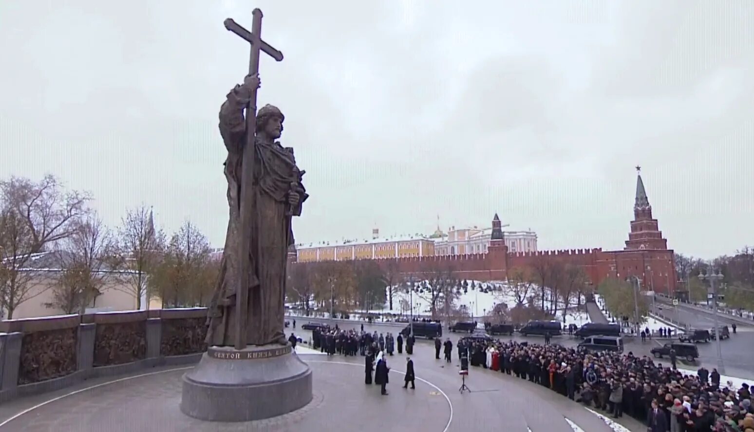 Какому владимиру памятник в кремле. Памятник Владимиру в Москве на красной площади.