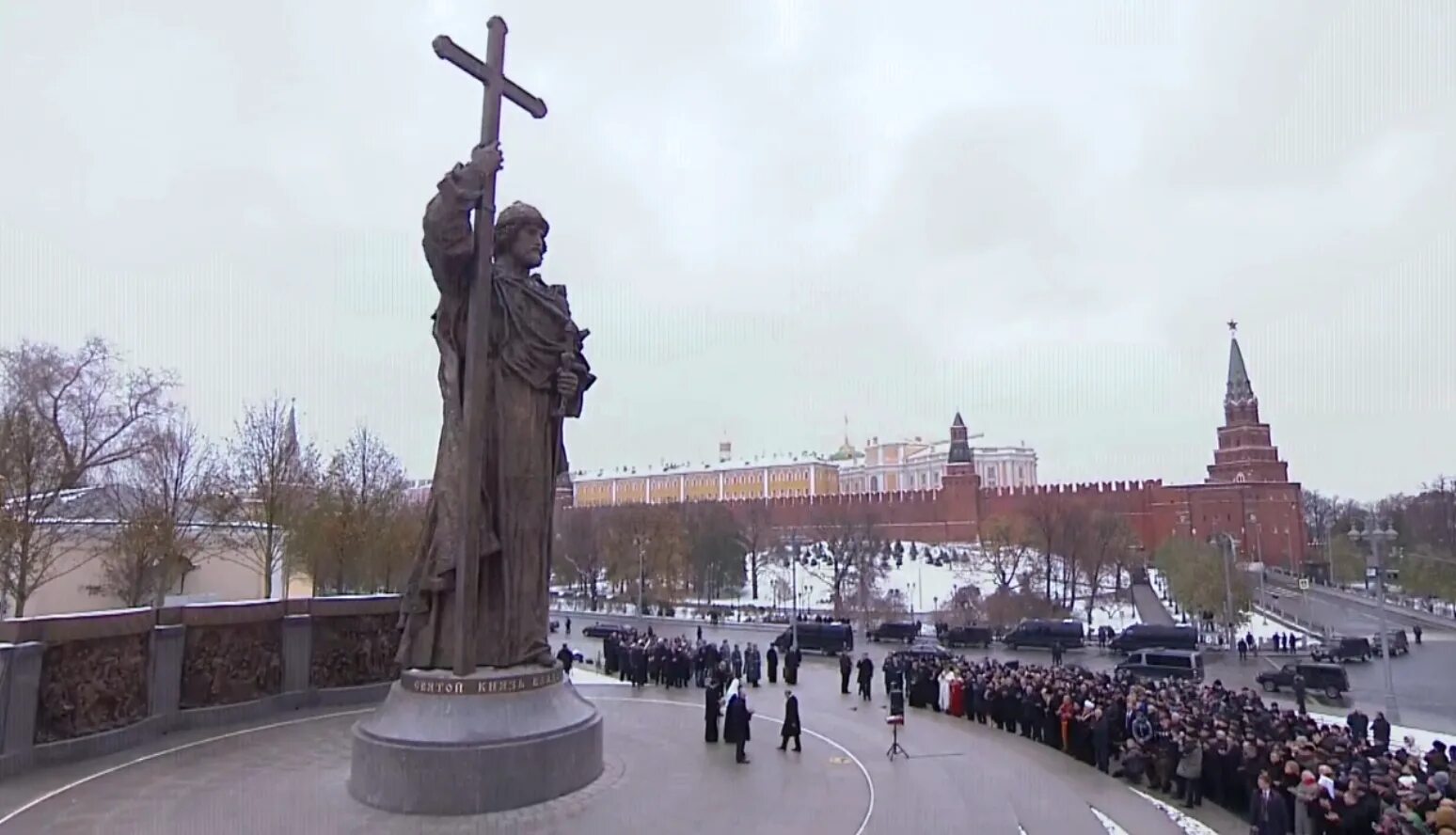 Какому владимиру памятник в кремле