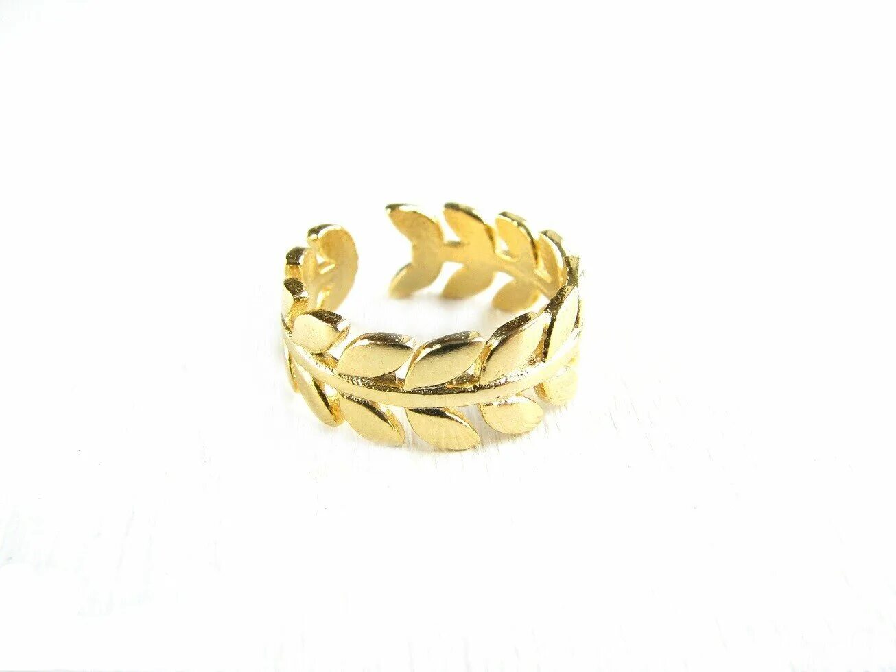 Золотое кольцо лист. Кольцо с листиками. Кольцо с листьями. Кольцо с листиками золото. Кольцо листик золотое.