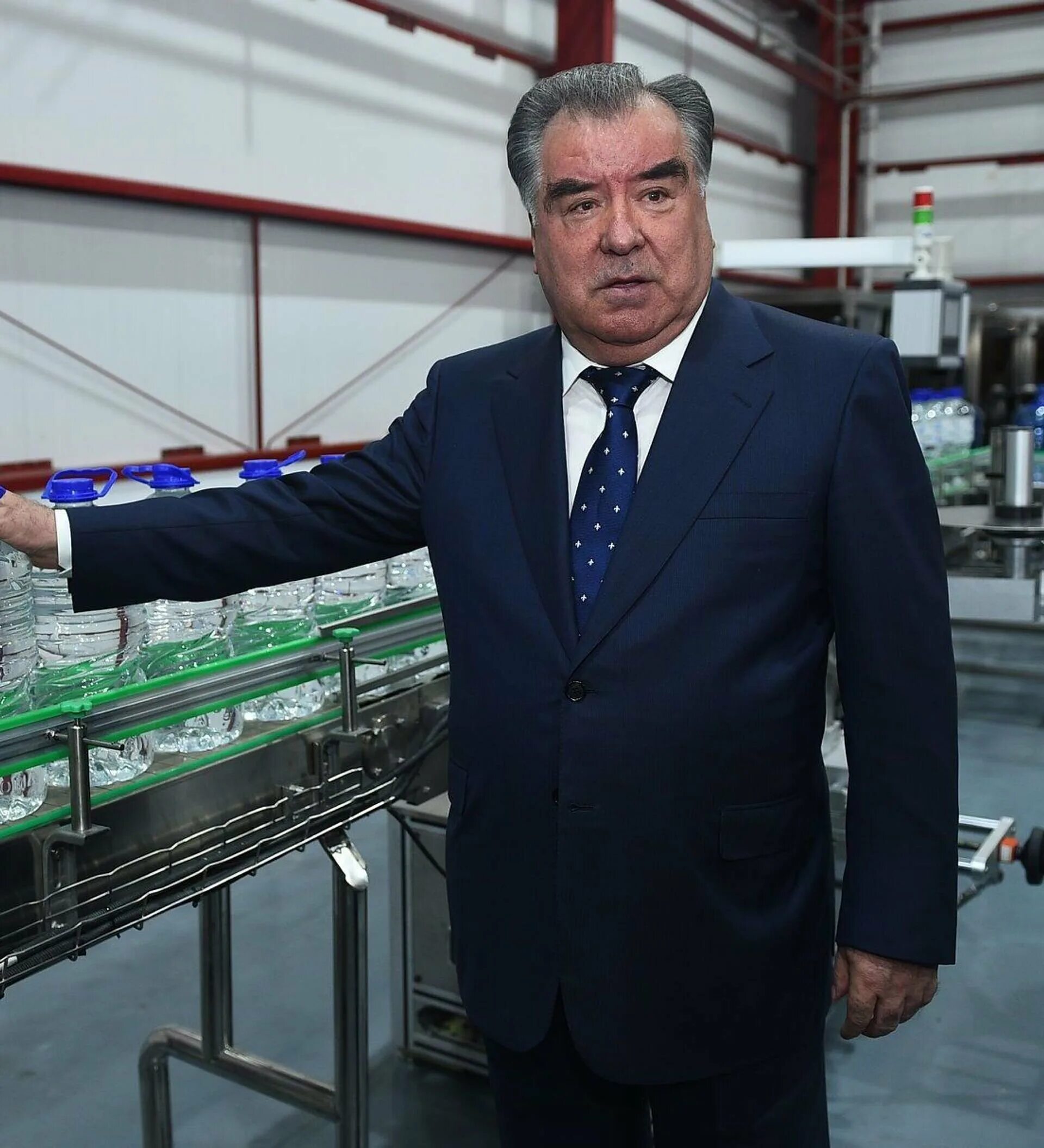 Ищу работу таджикистан. Тв таджикистан. Трудовой мигрант на работе. Jobs tajikistan. Абдул таджик.