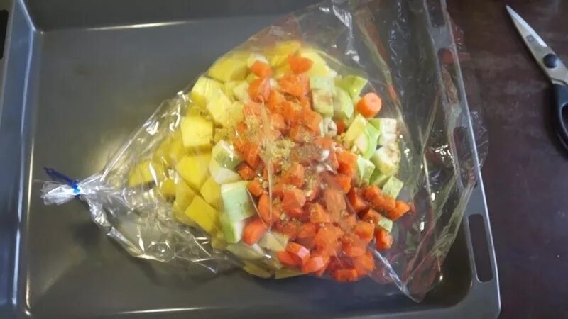 Вкусно овощи в рукаве. Овощи в рукаве в духовке. Овощи в рукаве для запекания в духовке. Запеченные овощи в рукаве. Рис с овощами в рукаве в духовке.