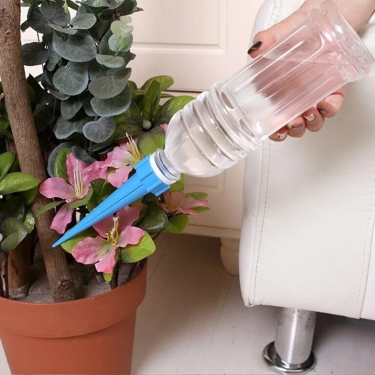 Теплая небесная вода для растений тоже. Комплект для полива растений watering Spike. Система автополива для комнатных растений. Фитильный полив орхидей. Автоматическая поливалка для комнатных цветов.