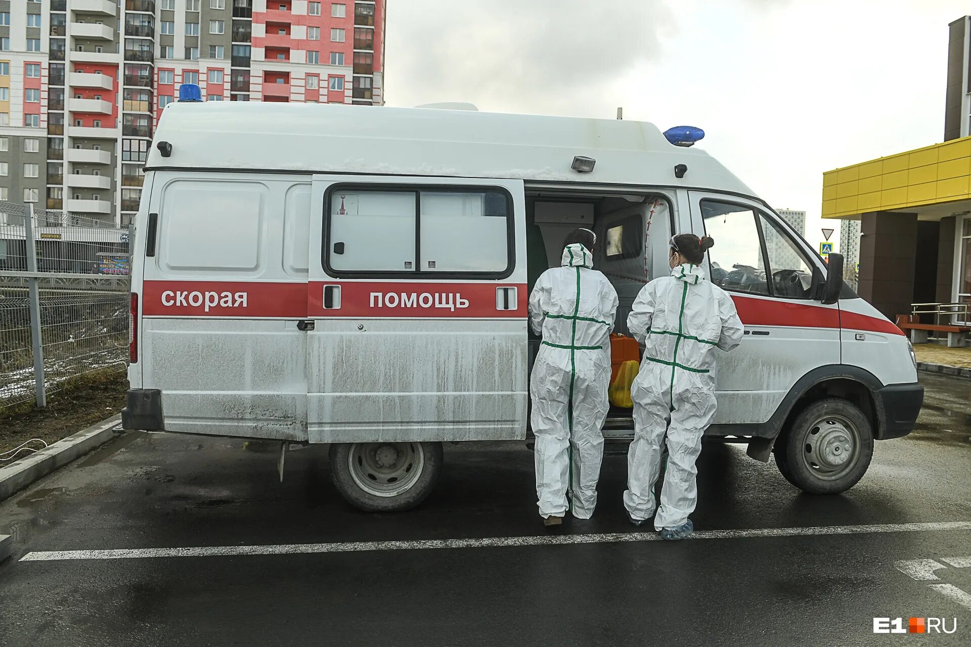 Екатеринбург коронавирус свердловская область. Фельдшер скорой помощи. снимок больным в скорой помощи. больница скорой помощи екатеринбург. скоорапомощь и больница\.