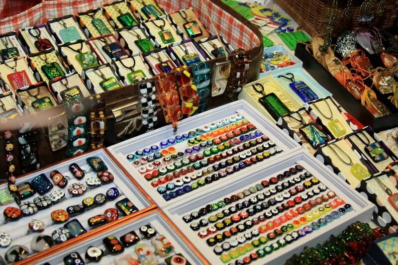 Арт маркет красный карандаш. Арт-маркет в европе. Арт маркет. Мара арт. Арт маркет фича.