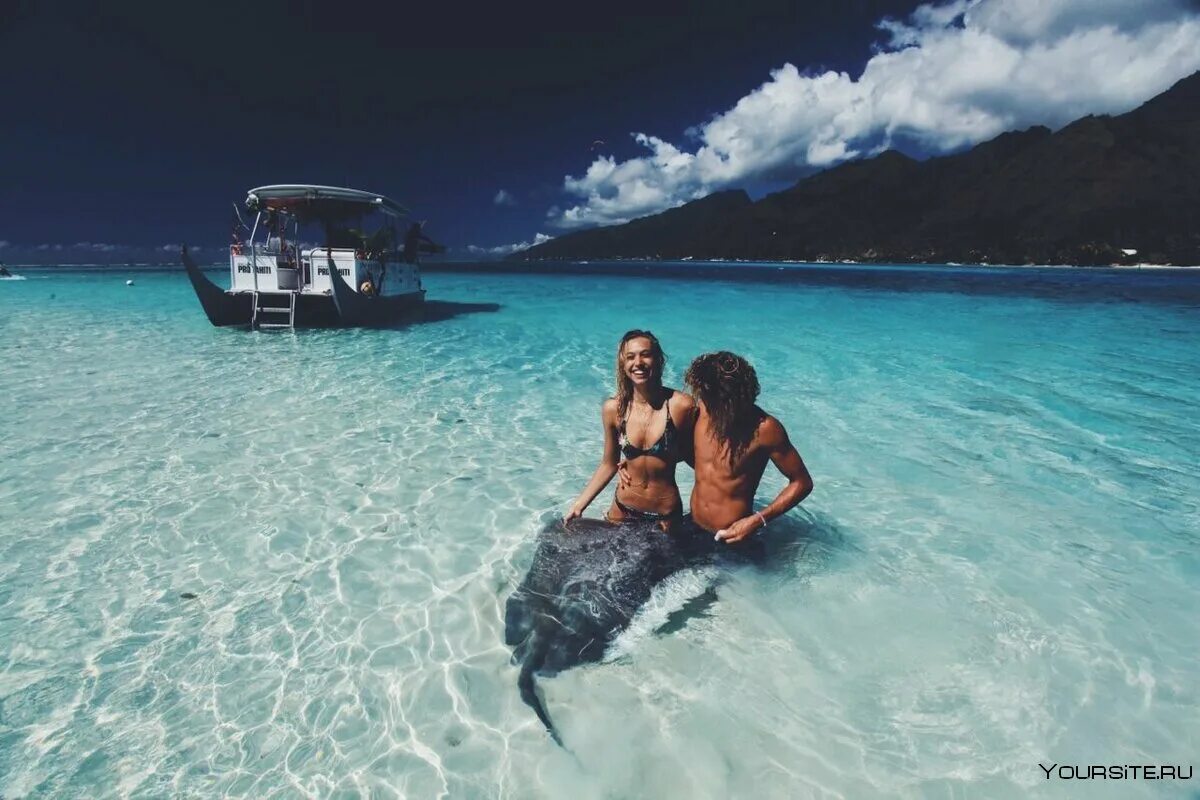 Отдых на море. Парень с девушкой на мальдивах. Девушка с мужчиной на острове. Пара на острове. Голубая лагуна 2012 барбара.