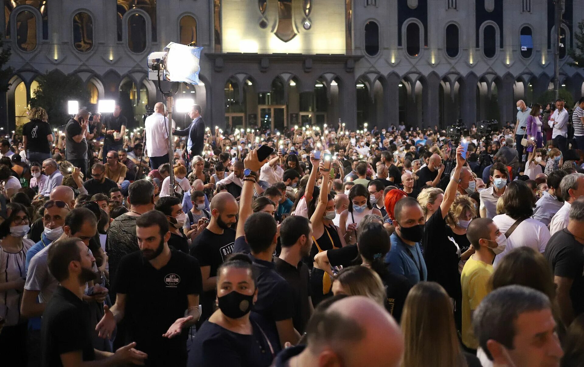 Тбилиси 2021. Митинг в Тбилиси. Грузинский журналисты оппозиционеры. Беспорядки в Тбилиси фото.