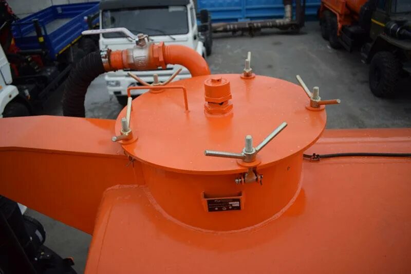 Горловина автоцистерны. Люк горловины цистерны tecnometal. Горловины цистерн. Горловина цистерны бензовоза. Аа-60 ураган крышка горловины автоцистерны.