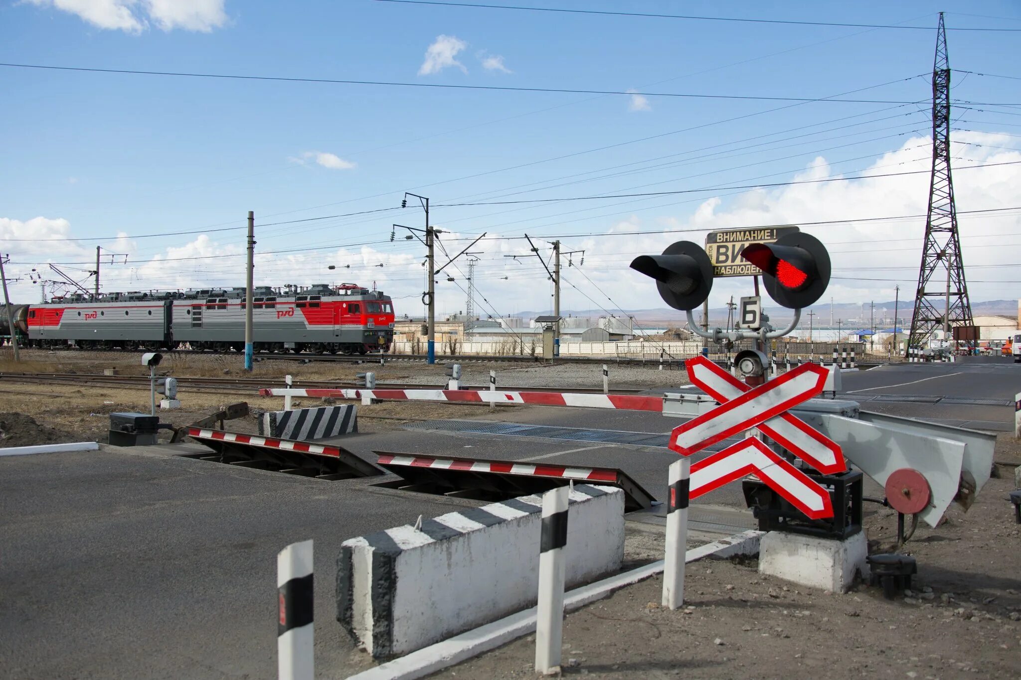 Level crossing. Железнодорожный переезд Житомир. Железнодорожныйперерезд. Жэлезнадорожныйпириед. ЖД переезд.