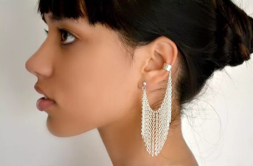 Серёжки для мальчиков. Серьги для девочек 10 лет. Серьги на девушке. Серьги в ушах. Можно носить сережки в школе.