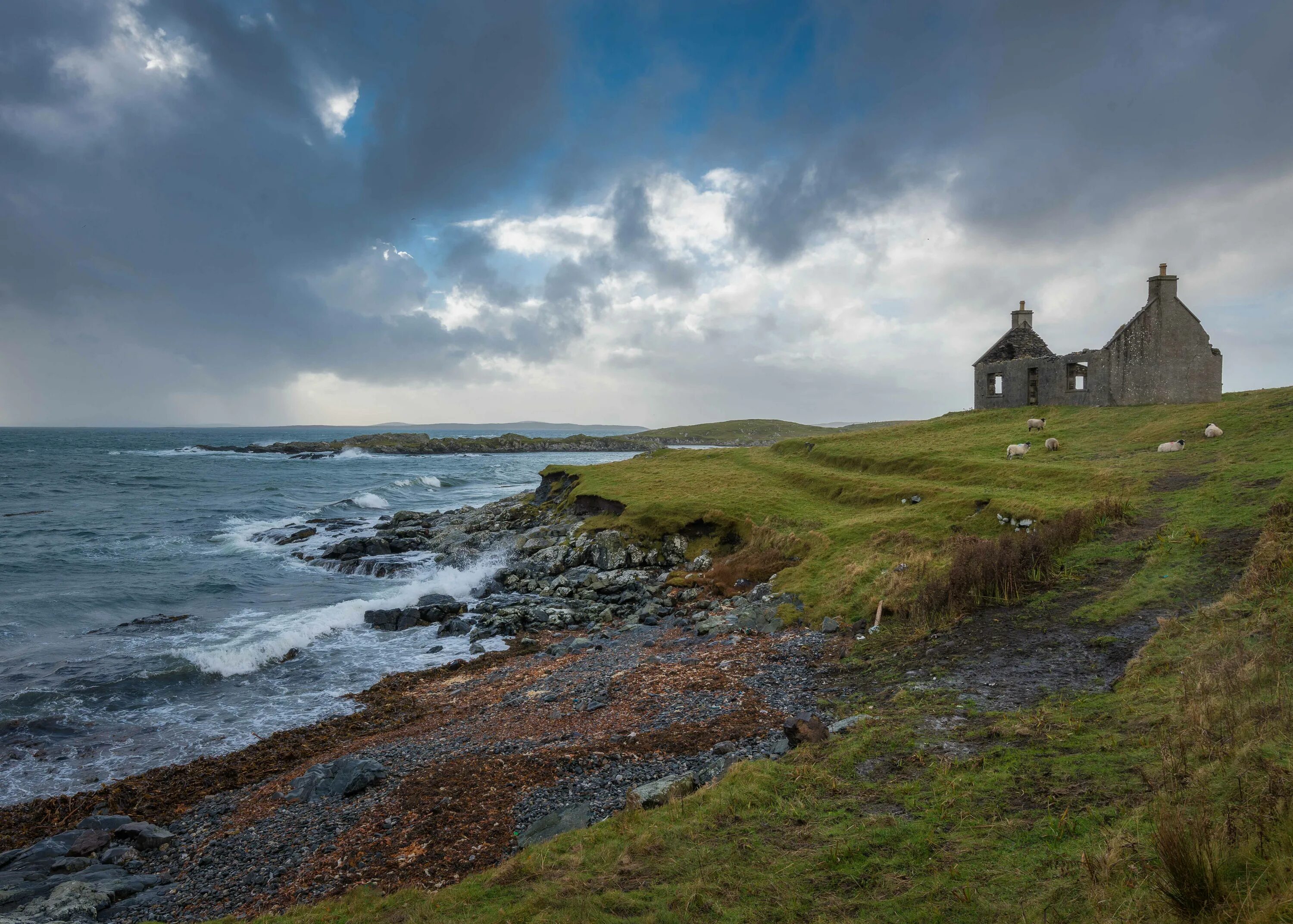 Великобритания большой остров. Остров ионы Гебридские острова. Гебридские острова монастырь. Остров джерси Шотландия. Северное море Великобритания.