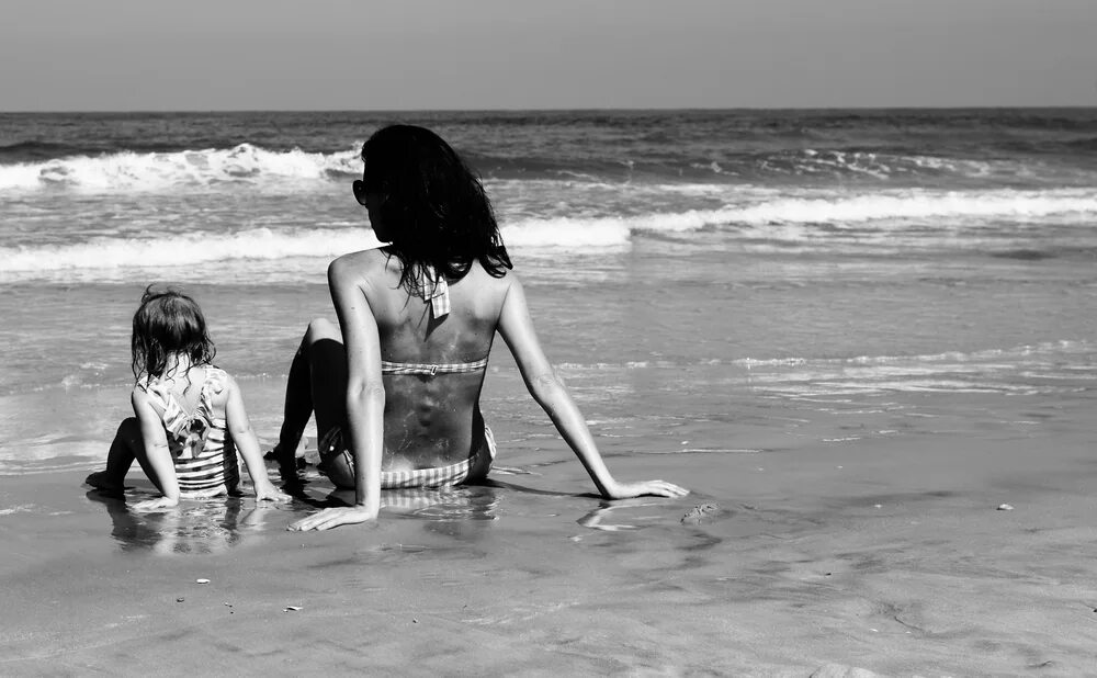 My daughter friend 1. Дочь на пляже. Доченька на пляже. Моя дочь на пляже. Мама с дочкой на пляже фото.