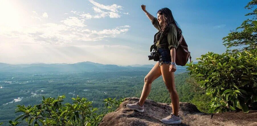 She traveled the world. Девушка путешественница. Красивая девушка путешественница. Красивые девушки туристки. Фотосессия путешественница.