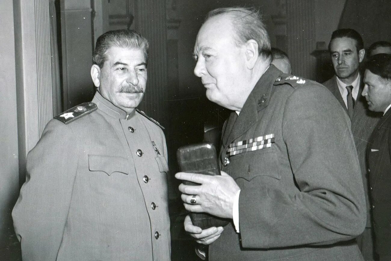 Сталин в 1944 году. Черчилль и Сталин. Уинстон Черчилль и Сталин. Сталин и Черчилль фото. Сталин 1947.