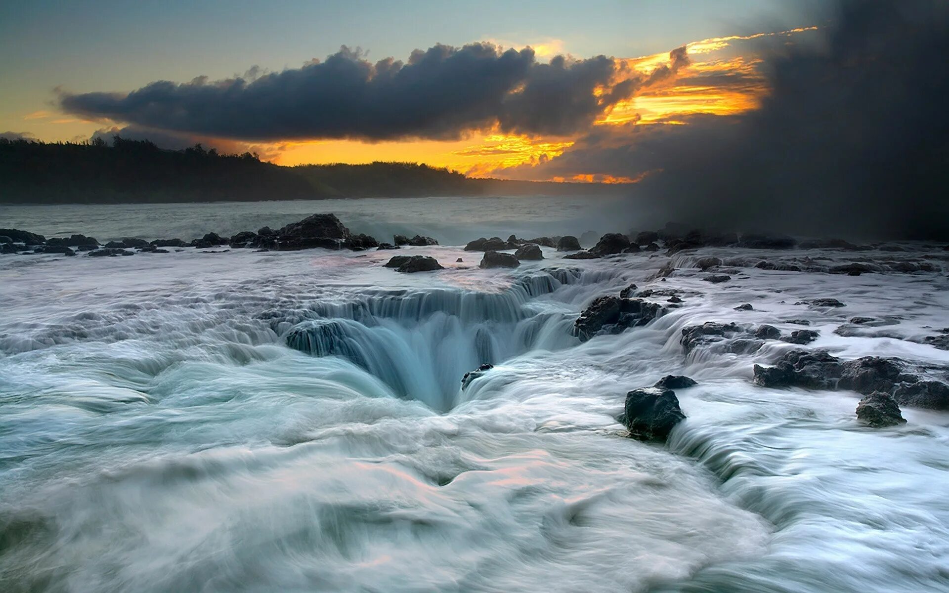 Красота воды река. Водопад Годафосс, Исландия. Шторм на Гавайях.